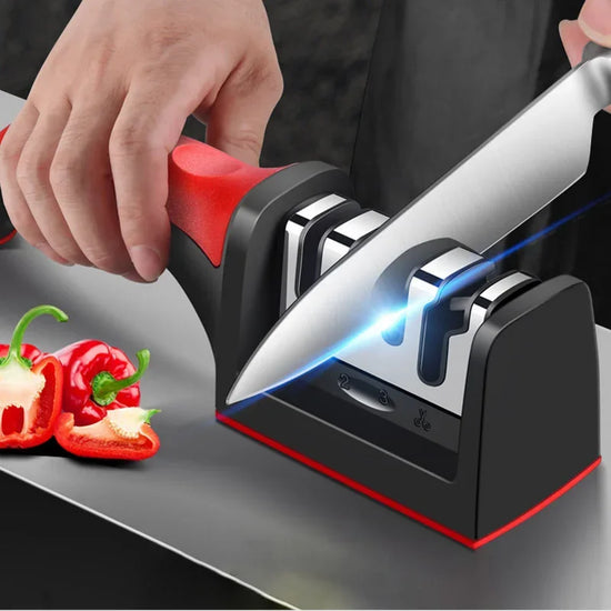 Recupere o fio das suas facas com segurança, rapidez e eficiência com o Afiador de Facas Multifuncional 3/4 Seções. Ideal para cozinhas modernas, este utensílio prático é indispensável para manter suas facas sempre afiadas como novas.